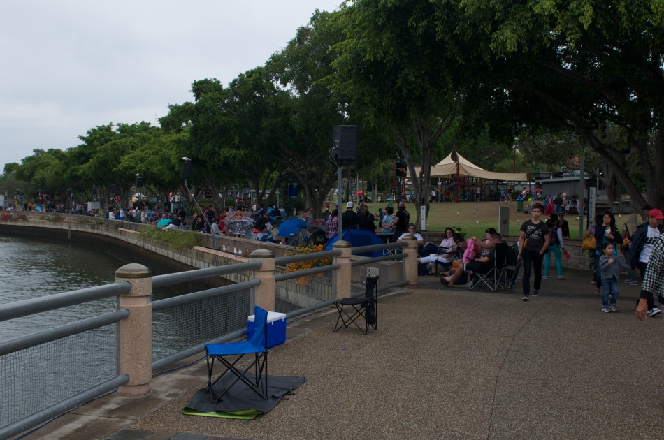 BrisbaneRiver河畔一早便出現佔位子，等待煙火的人群。