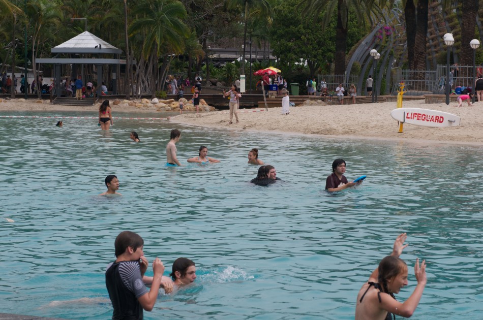 South Bank的人工沙灘上，有充滿了戲水的遊客！
