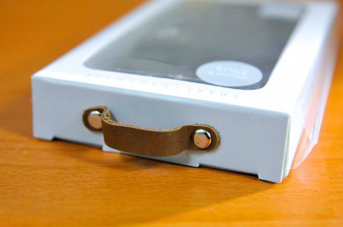 Zenus Bohemian M for iPhone6 Plus的包裝很可愛，盒上也有皮件的提帶！