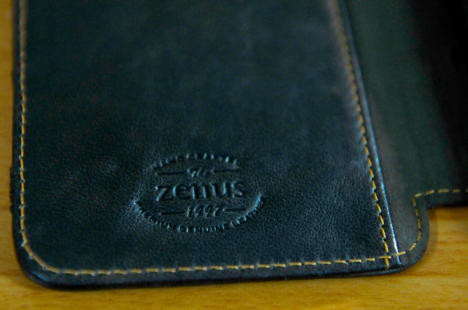 皮套內側印有Zenus的logo！