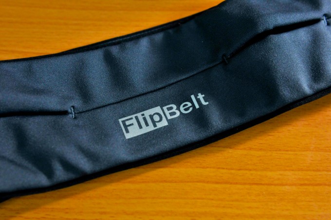 FlipBelt運動腰帶上印有大大的FlipBelt logo！