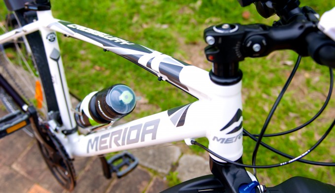 美利達的自行車，在車架上印有大大的MERIDA品牌名稱！