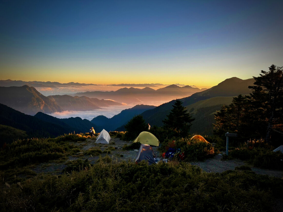 奇峻山前營地！擁有百萬山景的營地，在我心中數一數二的好營地！