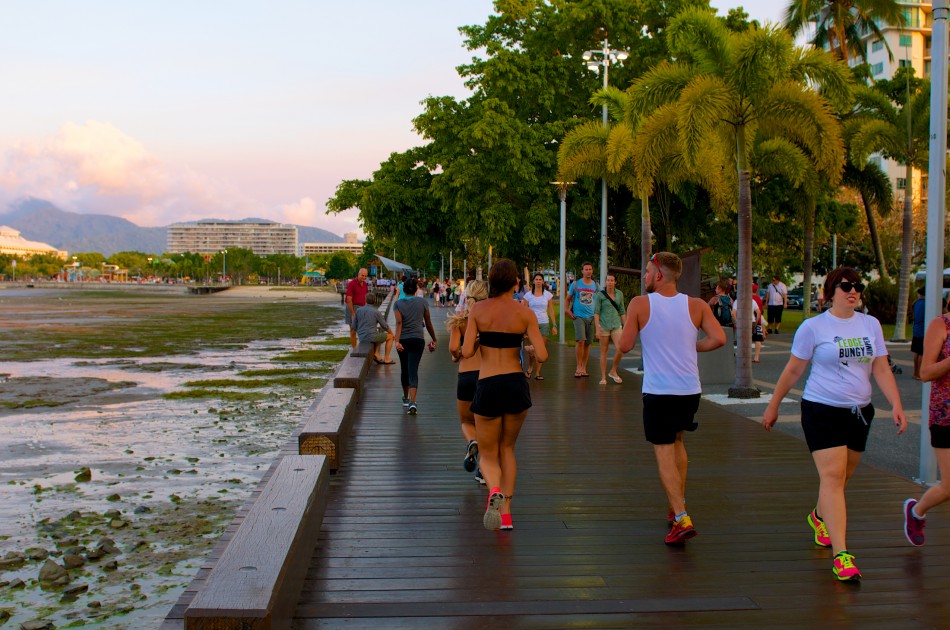 凱恩斯市區沿岸的棧道每天都有許多遊客或是做健身運動的人來往~