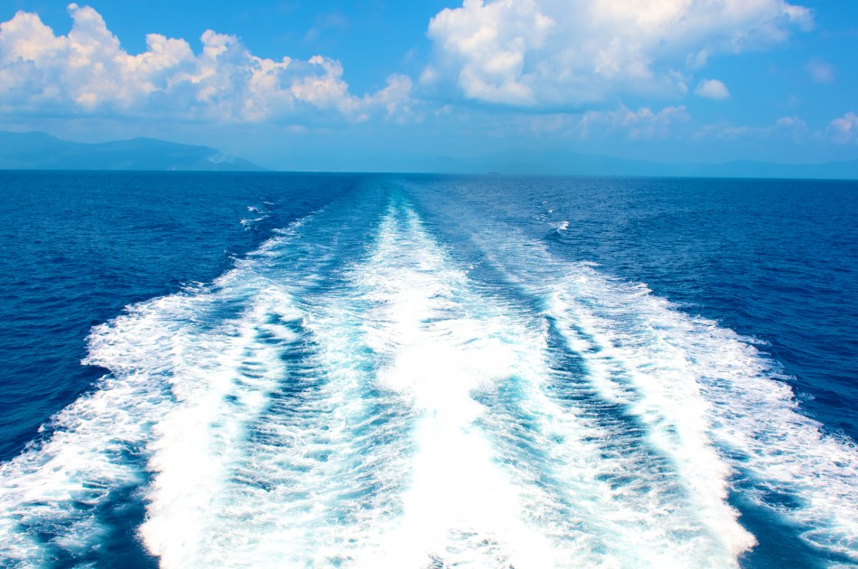 遊艇行駛一段時間後，海的顏色開始變成深藍色的！