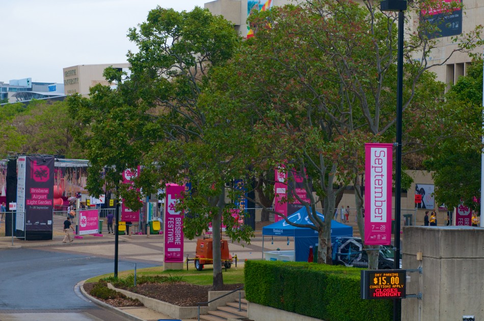 到處都可以見到粉紅色的Brisbane Festival標示！