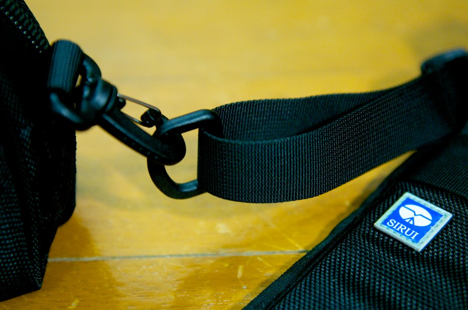 肩帶與包覆飾背帶的連接扣環，可以輕易地拆卸！
