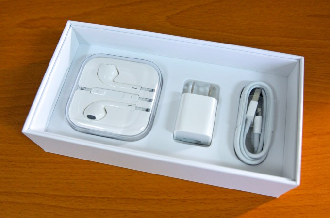 iPhone 6 Plus的附件包含：傳輸線、充電器、耳機！