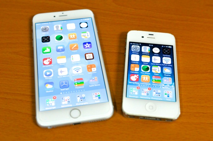 OK~ 新的iPhone 6 Plus都整備好了~ 和舊的iPhone 4s來張合照！