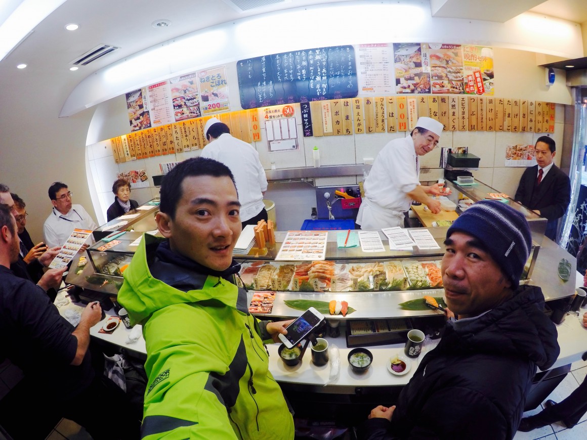 來到日本一定要吃一餐道地的生魚片才行~