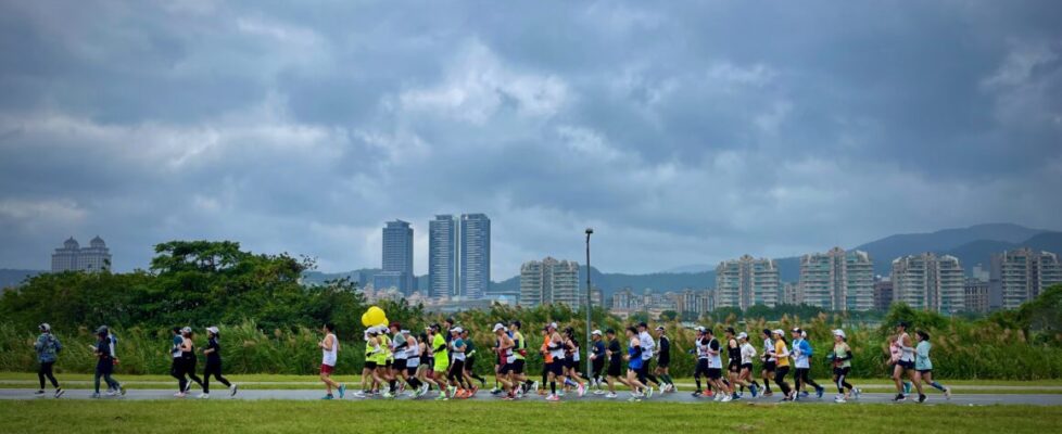 迎風狗運動公園，500列車要追上來啦！